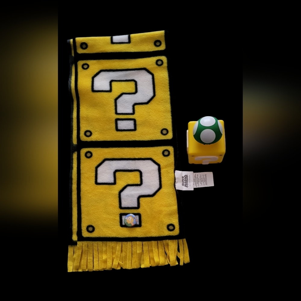 Super Mario 2017 Fleece scarf, 1-up mushroom decoration, and pin